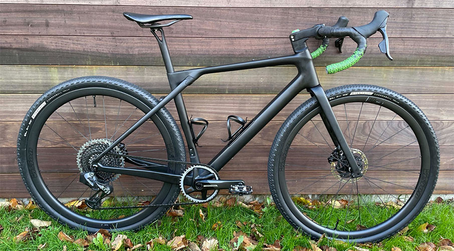 bici completa costruita con telaio in carbonio gravel PXG073-D